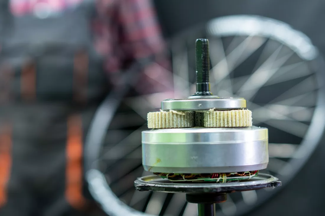 Un moteur electrique de roue demonte dans un atelier