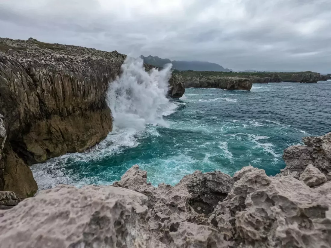 Vague se brisant contre une falaise rocheuse au bord de la mer dans les Asturies